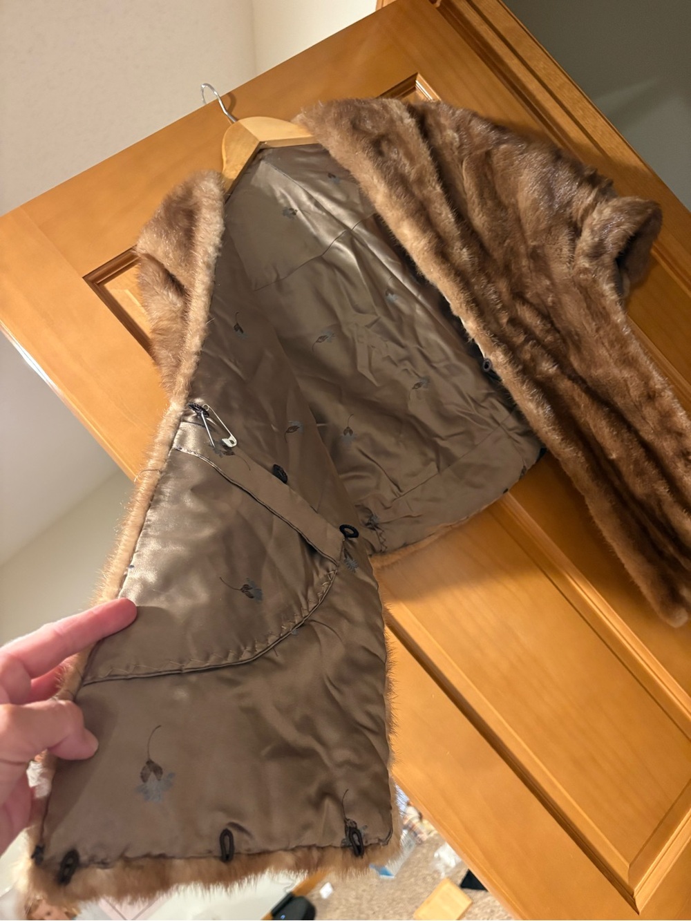 Mink stole. Made for an ancestor so hard to say size. Large? - Picture 3 of 5